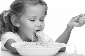 девочка ест макароны