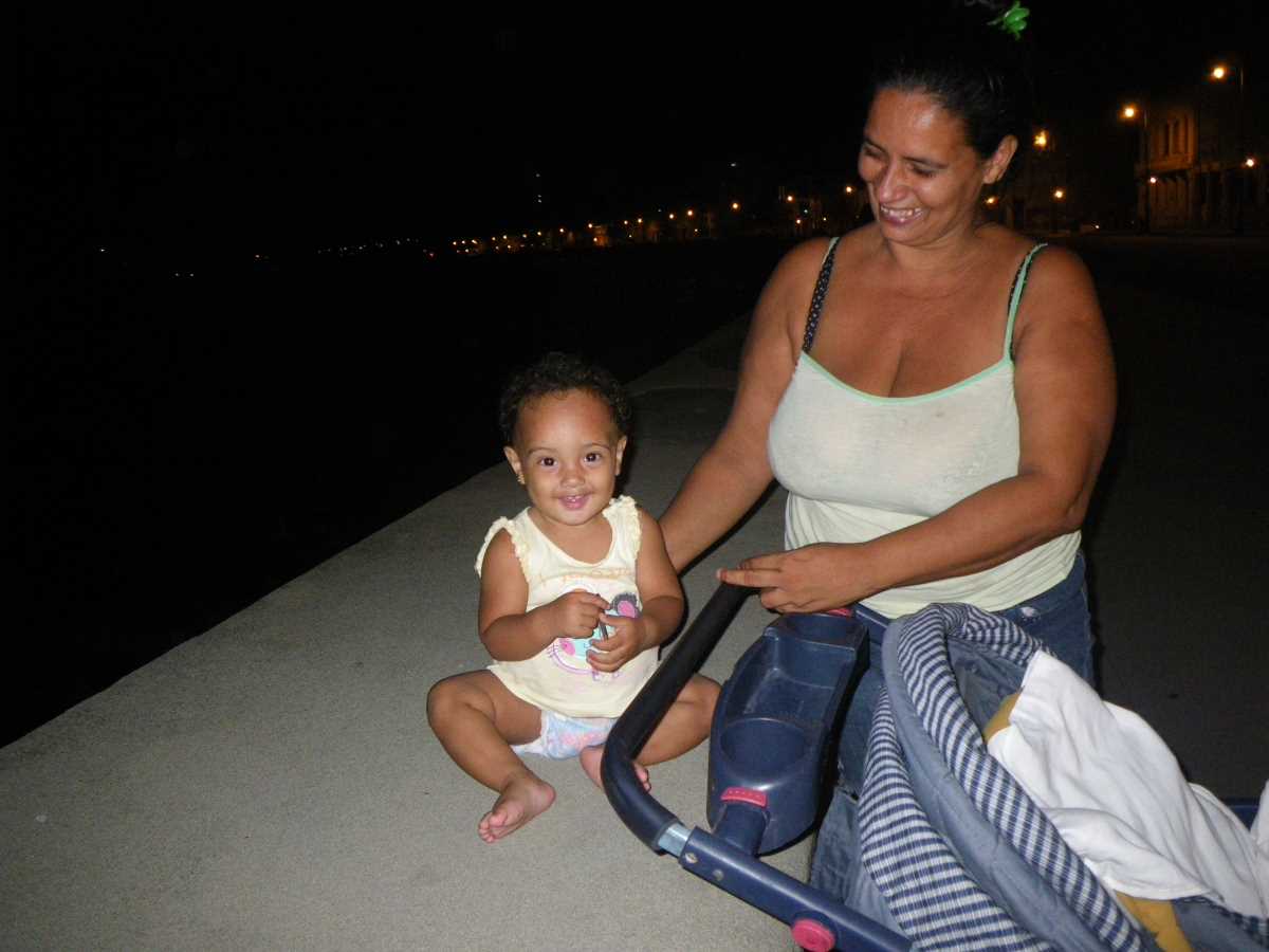 Кубинка с ребенком на набережной Гаваны