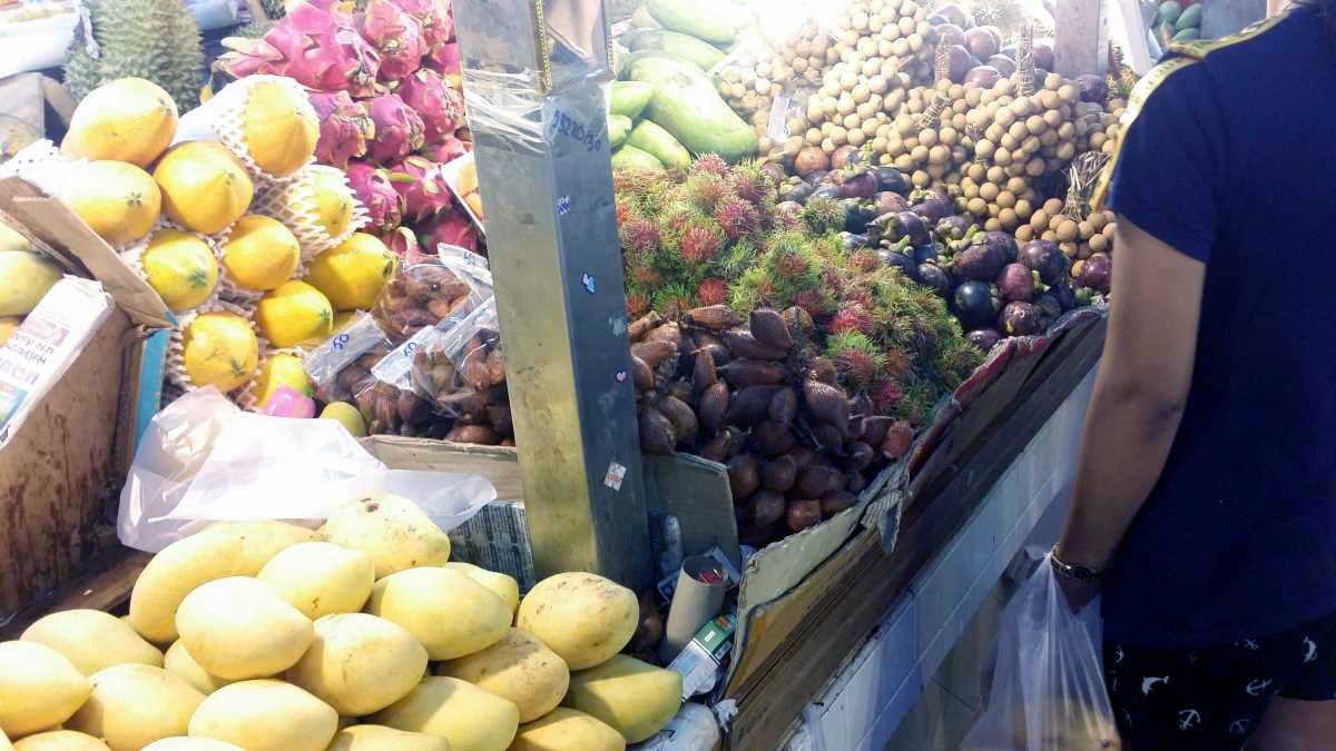 фрукты на рынке в Тайланде