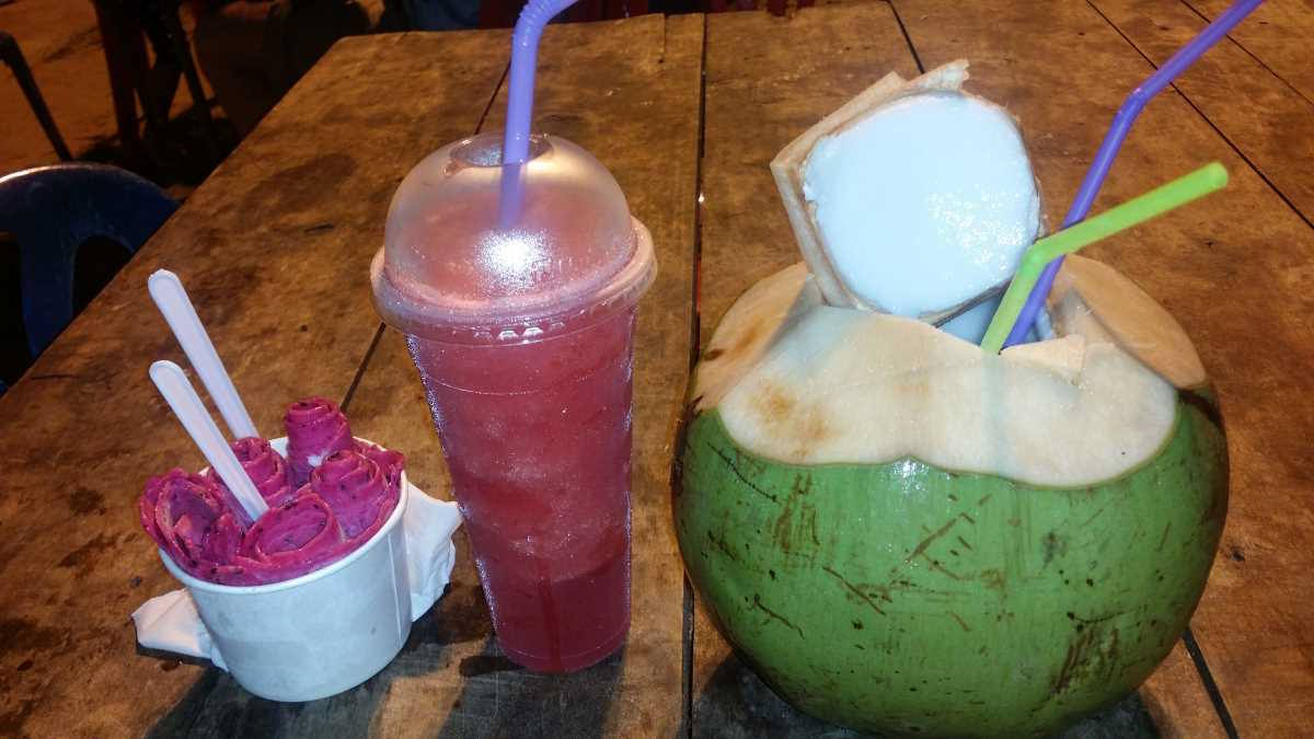 кокос, мороженое и коктейль в Тайланде