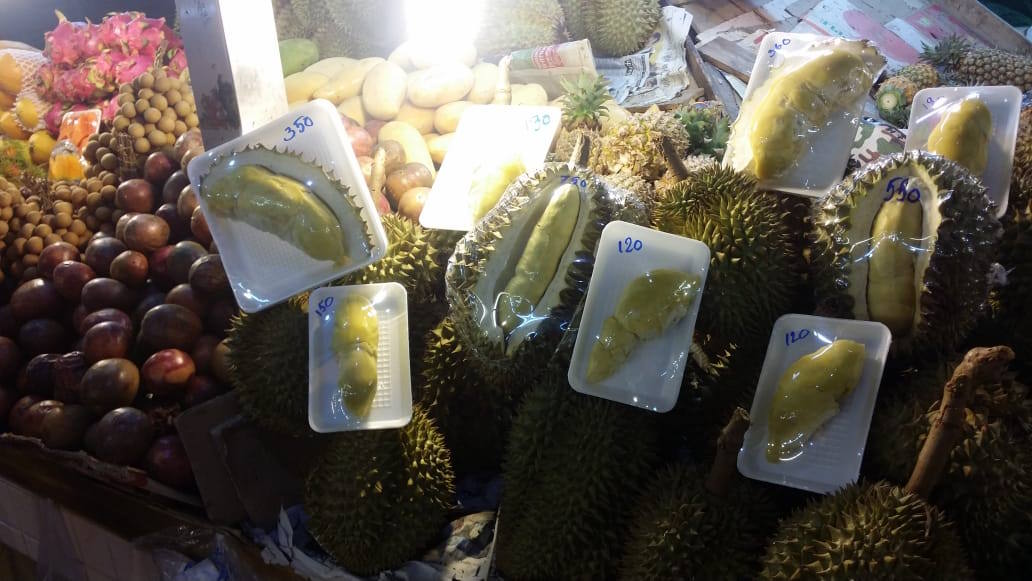 дуриан на рынке в Тайланде