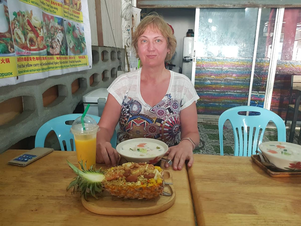 Суп том-ям, плов в ананасе и коктейль в кафе Тайланда