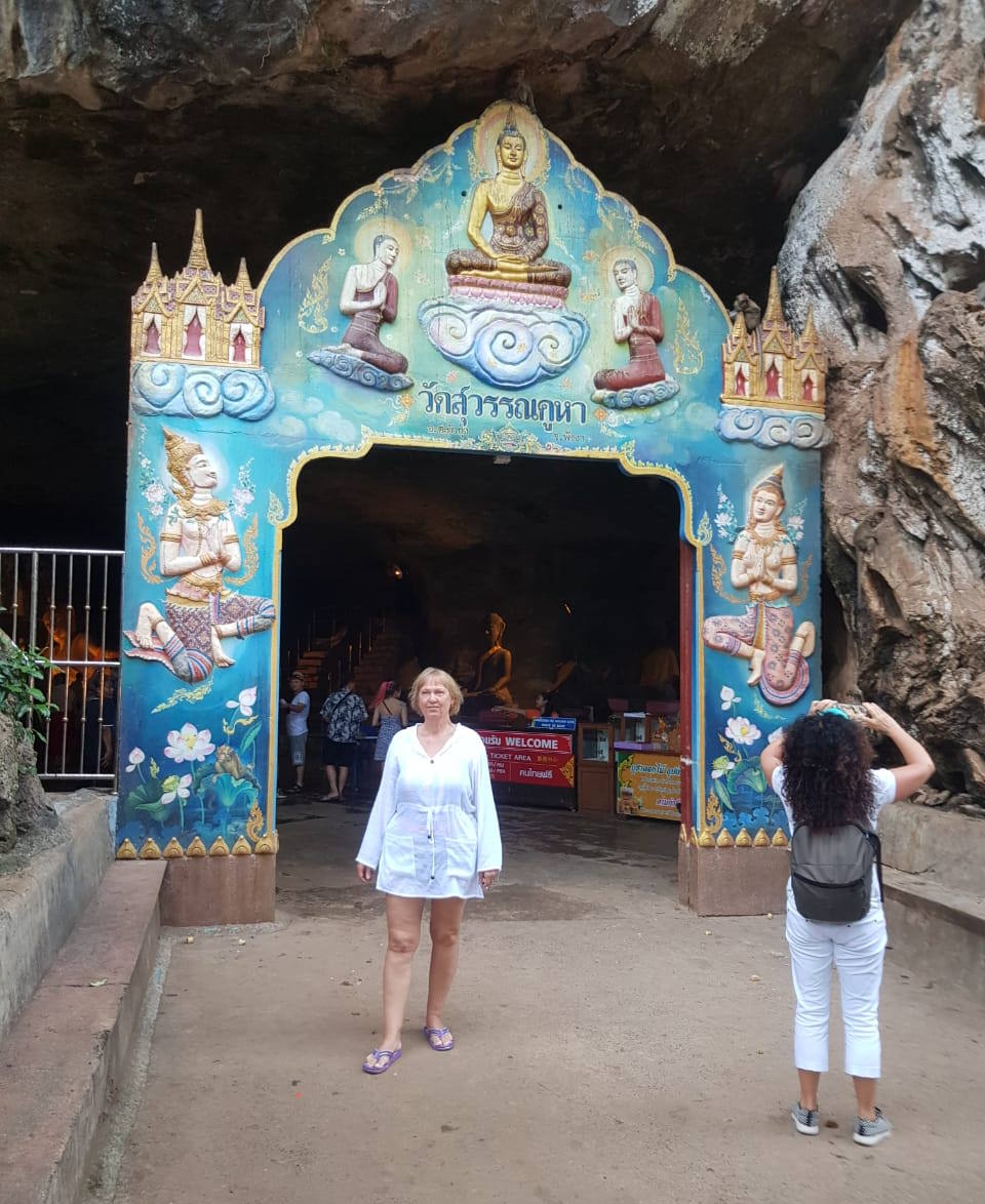 у пещеры в Тайланде
